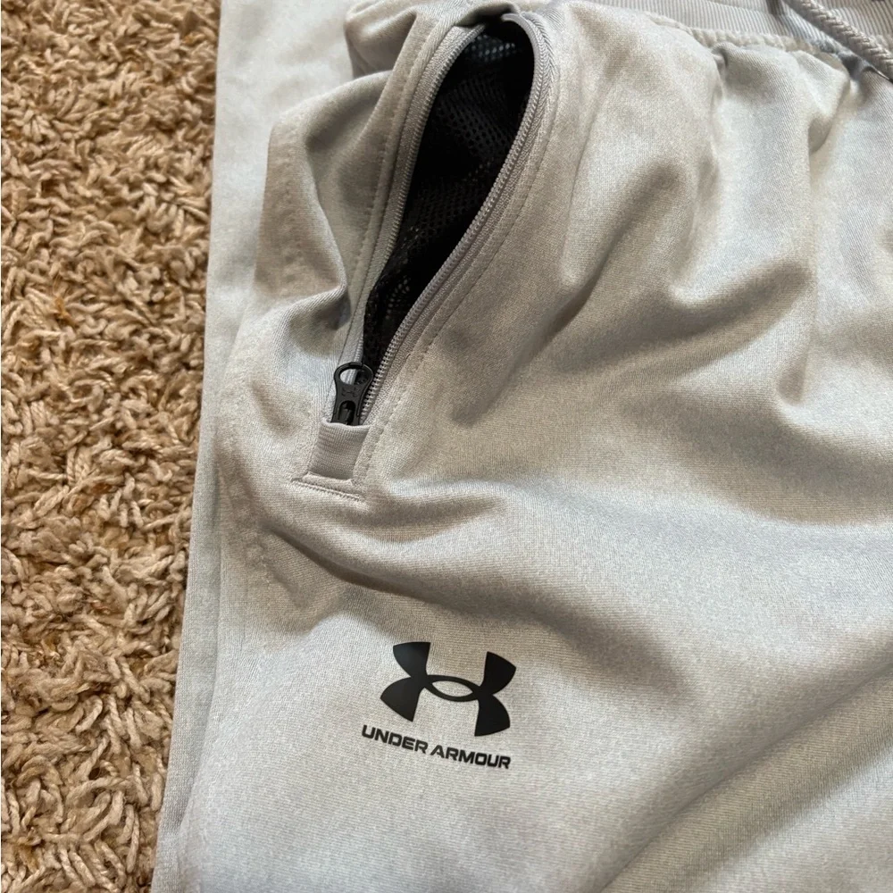 Under Armour Performance Joggers Men’s size Medium light gray